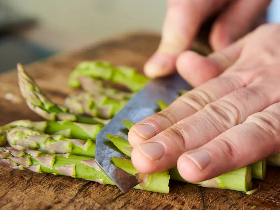 Spargel einfrieren: Enden des grünen Spargels entfernen