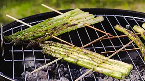 Grünen Spargel grillen - Foto: ShowHeroes für LECKER @ Bauer Media Group