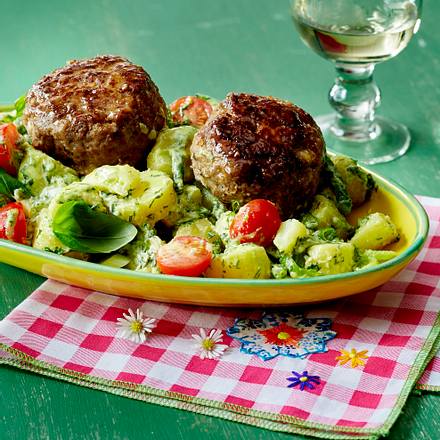 Grüner Kartoffelsalat mit Cordon bleu-Frikadellen Rezept Grüner Kartoffelsalat mit Cordon bleu-Frikadellen Rezept