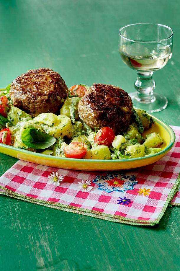 Grüner Kartoffelsalat mit Cordon bleu-Frikadellen Rezept | LECKER
