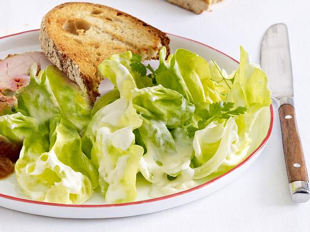 Grüner Salat mit Schmand-Dressing Rezept | LECKER
