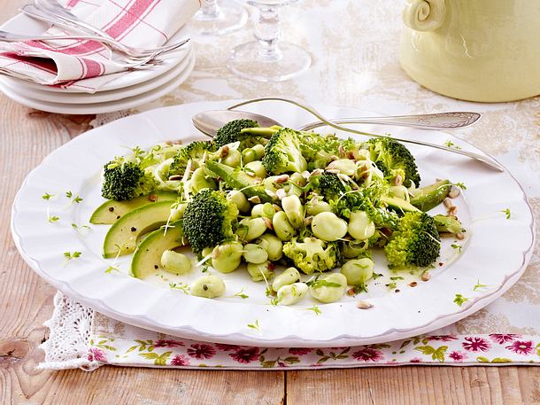 Grüner Salat mit Brokkoli, Saubohnen, Avocado und Lauchzwiebeln Rezept Grüner Salat mit Brokkoli, Saubohnen, Avocado und Lauchzwiebeln Rezept