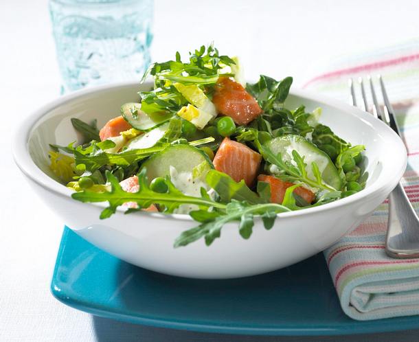 Grüner Salat mit Lachs Rezept | LECKER