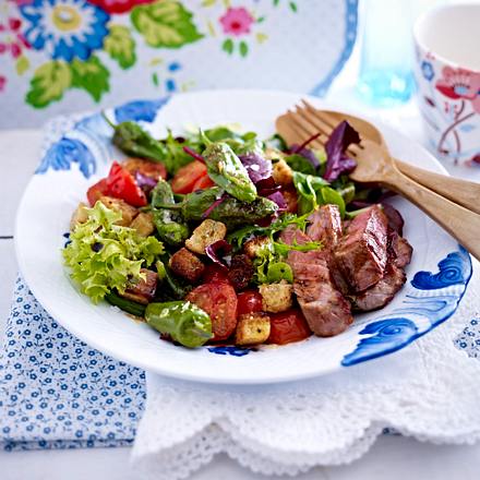 Grüner Salat mit Pimientos und Steakstreifen Rezept Grüner Salat mit Pimientos und Steakstreifen Rezept