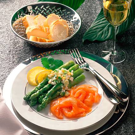 Grüner Spargel mit Ei-Vinaigrette Rezept Grüner Spargel mit Ei-Vinaigrette Rezept