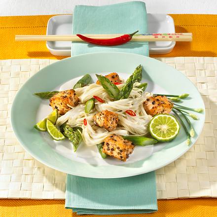 Grüner Spargel mit Lachs und Thainudeln Rezept Grüner Spargel mit Lachs und Thainudeln Rezept