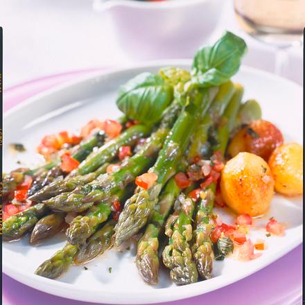 Grüner Spargel mit lauwarmer Basilikum-Vinaigrette Rezept