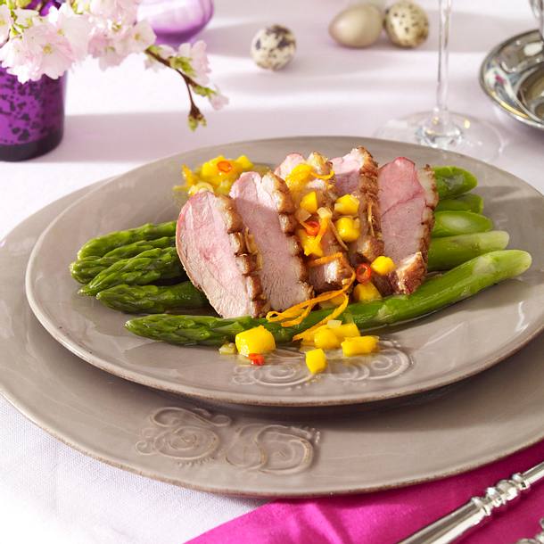 Grüner Spargel mit Mango-Salsa und Entenbrust Rezept Grüner Spargel mit Mango-Salsa und Entenbrust Rezept
