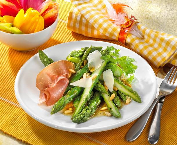 Grüner Spargel mit Parmaschinken und Pinienkernen Rezept Grüner Spargel mit Parmaschinken und Pinienkernen Rezept