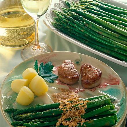 Grüner Spargel mit Sesambutter Rezept Grüner Spargel mit Sesambutter Rezept