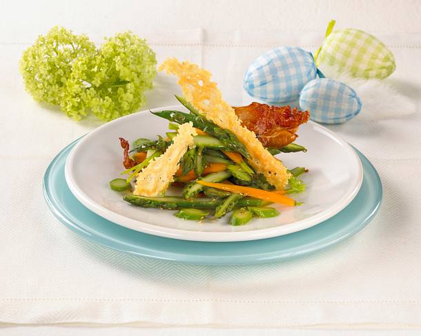 Grüner Spargel-Möhrensalat mit Serranoschinken und Parmesanchips Rezept Grüner Spargel-Möhrensalat mit Serranoschinken und Parmesanchips Rezept