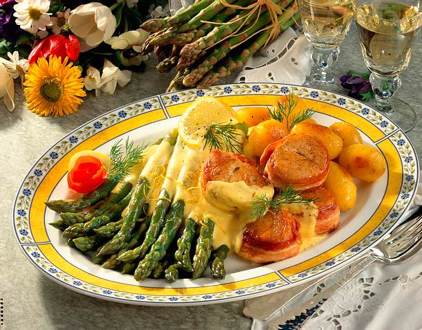 Grüner Spargel zu Puten-Medaillons Rezept Grüner Spargel zu Puten-Medaillons Rezept