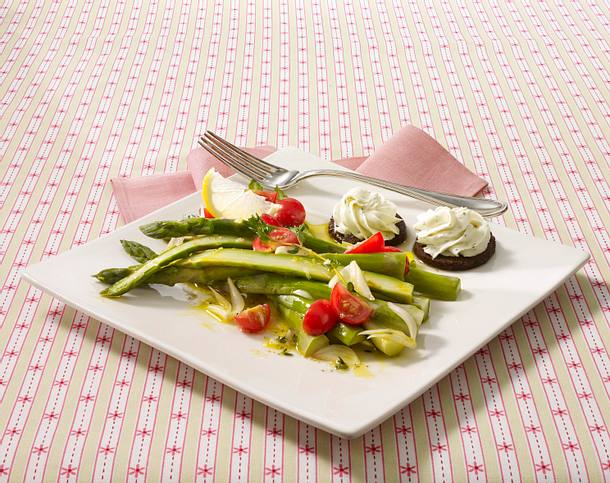 Grüner Spargelsalat mit Zitronenvinaigrette Rezept Grüner Spargelsalat mit Zitronenvinaigrette Rezept