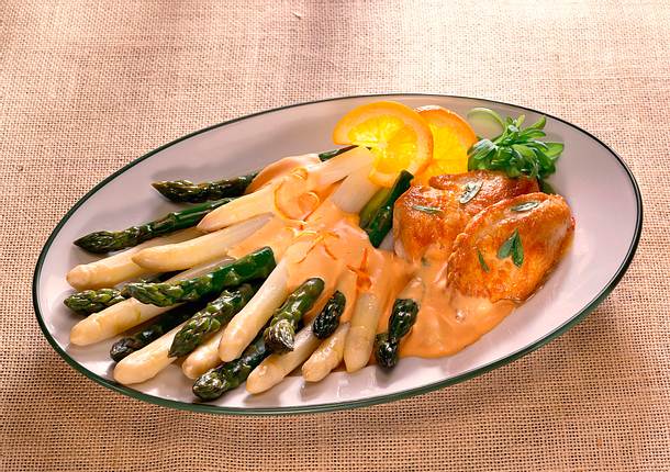 Grüner und weißer Spargel mit Orangen-Hollandaise Rezept Grüner und weißer Spargel mit Orangen-Hollandaise Rezept