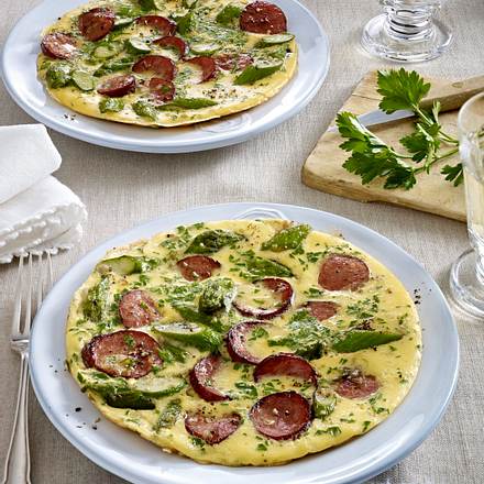 Grünes Spargel-Omelett mit Cabanossi Rezept Grünes Spargel-Omelett mit Cabanossi Rezept