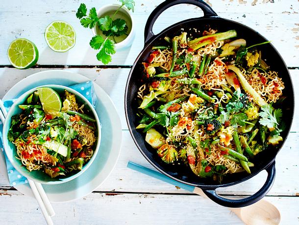 Grünes Wok-Gemüsecurry mit Eiernudeln Rezept Grünes Wok-Gemüsecurry mit Eiernudeln Rezept