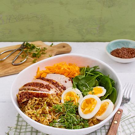 Grünkern-Bowl mit wachsweichem Ei und Hähnchenfilet Rezept