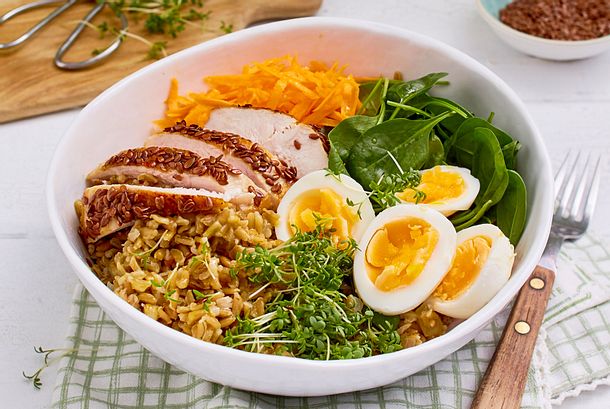 Grünkern-Bowl mit wachsweichem Ei und Hähnchenfilet Rezept Grünkern-Bowl mit wachsweichem Ei und Hähnchenfilet Rezept