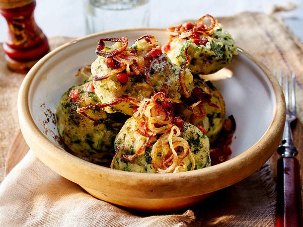 Grünkohl-Knödel mit Speckstippe Rezept Grünkohl-Knödel mit Speckstippe Rezept