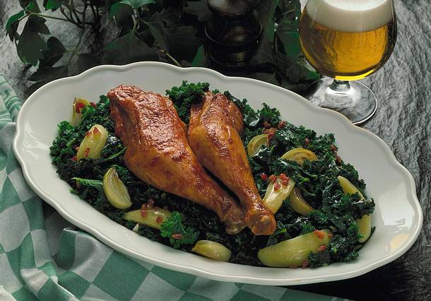 Grünkohl mit geräucherten Hühnerkeulen Rezept Grünkohl mit geräucherten Hühnerkeulen Rezept