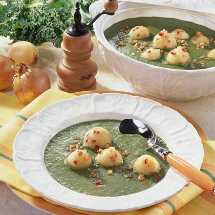 Grünkohl-Rahmsuppe mit Kartoffelklößchen Rezept Grünkohl-Rahmsuppe mit Kartoffelklößchen Rezept