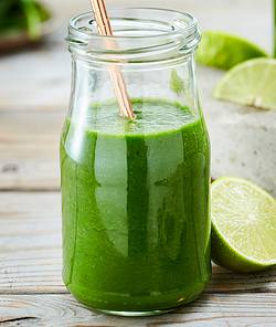 Grünkohl-Smoothie in einer Flasche mit Strohhalm  - Foto: House of Food / Bauer Food Experts KG