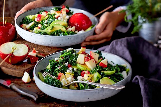 Grünkohl-Wintersalat mit Liebesapfel-Crunch Rezept Grünkohl-Wintersalat mit Liebesapfel-Crunch Rezept