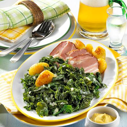 Grünkohlplatte mit Speck und Röstkartoffeln Rezept Grünkohlplatte mit Speck und Röstkartoffeln Rezept
