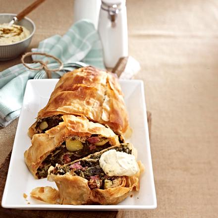 Grünkohlstrudel mit Senfcreme Rezept