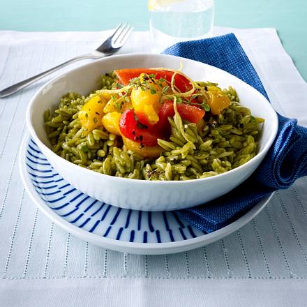 Grünteenudeln mit gerösteter Paprika Rezept