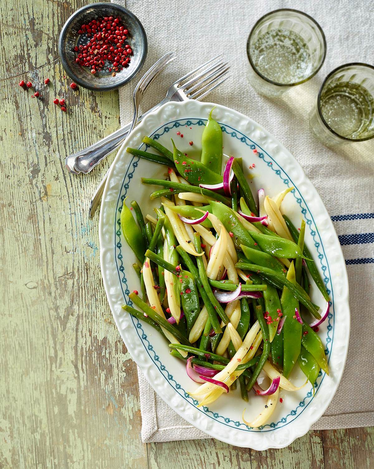 Grün-gelber Bohnensalat mit roten Zwiebeln Rezept