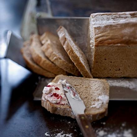Grundbrot mit Himbeer-Frischkäse-Aufstrich Rezept Grundbrot mit Himbeer-Frischkäse-Aufstrich Rezept