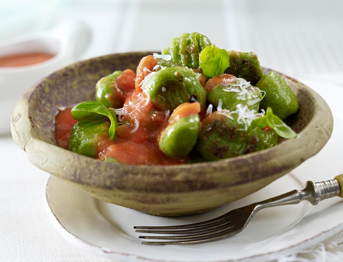 Grüne Basilikum-Gnocchi mit Tomaten-Ricotta-Soße Rezept | LECKER