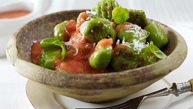 Grüne Basilikum-Gnocchi mit Tomaten-Ricotta-Soße Rezept - Foto: House of Food / Bauer Food Experts KG