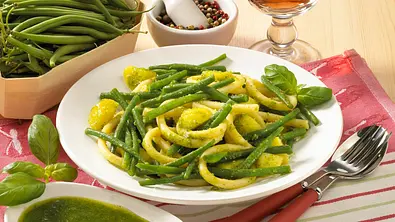 Grüne Bohnen mit Nudeln und Pesto Rezept - Foto: LECKER @ Bauer Media Group