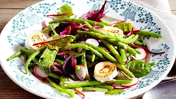 Grüne-Bohnen-Salat mit gratiniertem Ziegenkäse Rezept - Foto: LECKER @ Bauer Media Group Grüne-Bohnen-Salat mit gratiniertem Ziegenkäse Rezept - Foto: LECKER @ Bauer Media Group