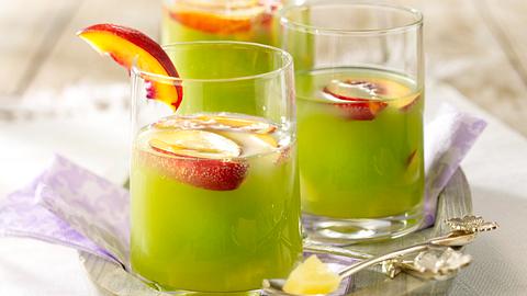 Grüne Bowle mit Ananas, Aprikosen und Blue Curacao Rezept - Foto: House of Food / Bauer Food Experts KG
