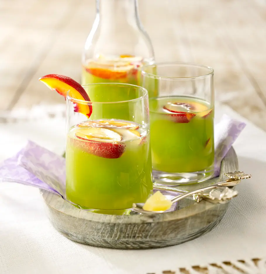 Grüne Bowle mit Ananas, Aprikosen und Blue Curacao Rezept