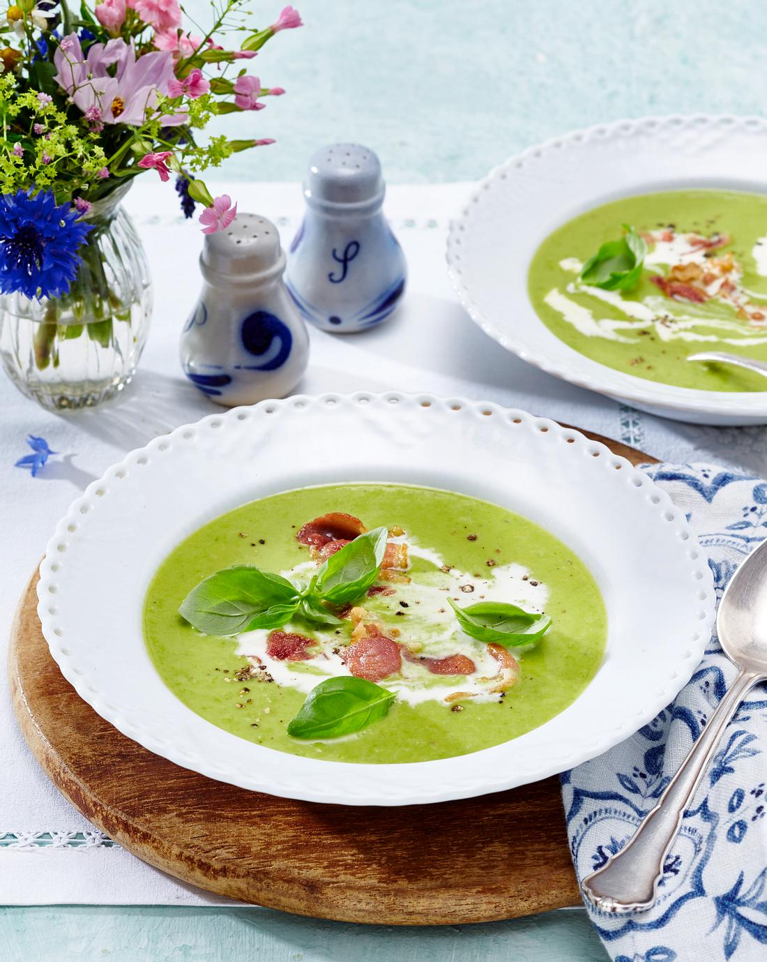 Grüne Erbsensuppe mit Knusperspeck Rezept | LECKER