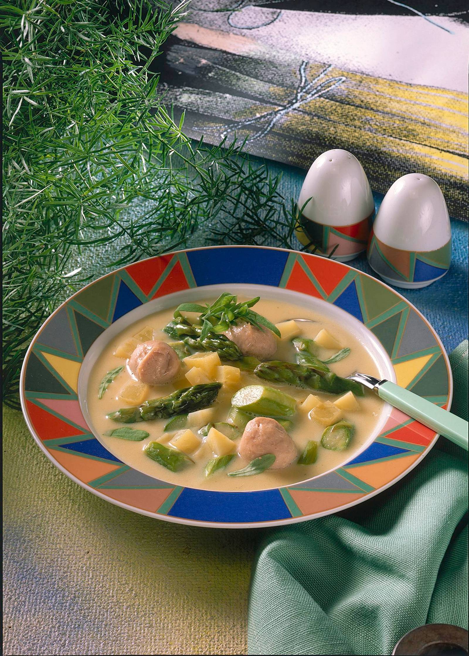 Grüne Spargelsuppe mit Kartoffeln und Kalbsbrätklößchen Rezept | LECKER