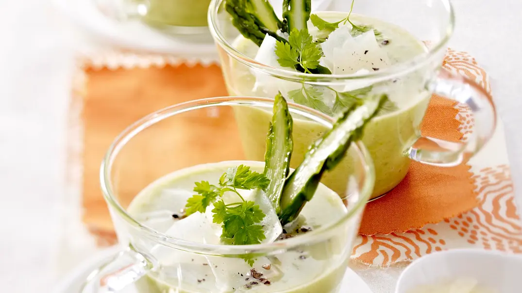 Grüne Spargelsuppe mit Pecorino-Spänen Rezept - Foto: LECKER @ Bauer Media Group Grüne Spargelsuppe mit Pecorino-Spänen Rezept - Foto: LECKER @ Bauer Media Group