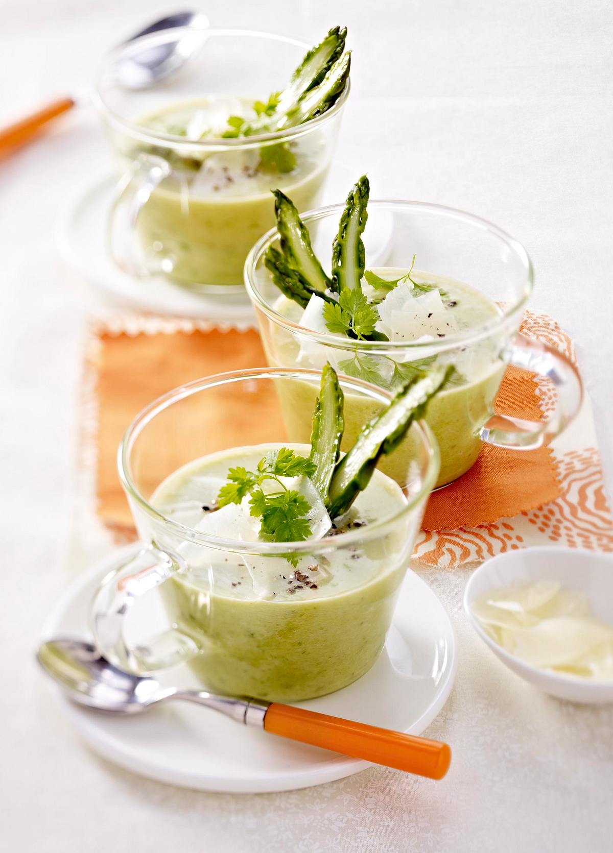 Grüne Spargelsuppe mit Pecorino-Spänen Rezept