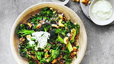 Grüner Flitzer: Brokkolisalat mit Dinkel Rezept - Foto: LECKER @ Bauer Media Group Grüner Flitzer: Brokkolisalat mit Dinkel Rezept - Foto: LECKER @ Bauer Media Group