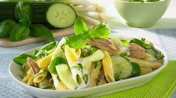 Grüner Nudelsalat mit Thunfisch Rezept - Foto: LECKER @ Bauer Media Group Grüner Nudelsalat mit Thunfisch Rezept - Foto: LECKER @ Bauer Media Group