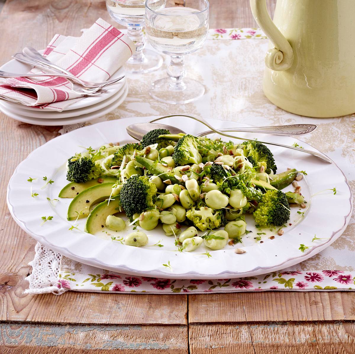 Grüner Salat mit Brokkoli, Saubohnen, Avocado und Lauchzwiebeln Rezept
