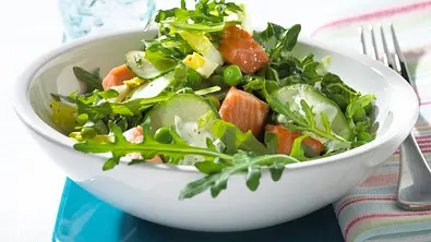 Grüner Salat mit Lachs Rezept - Foto: LECKER @ Bauer Media Group