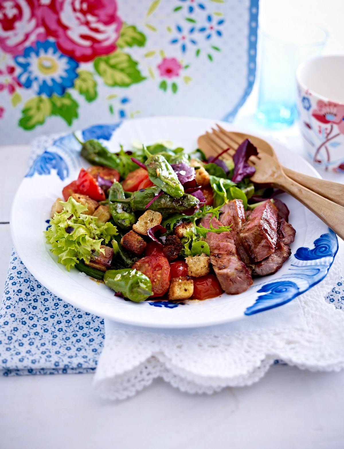 Grüner Salat mit Pimientos und Steakstreifen Rezept