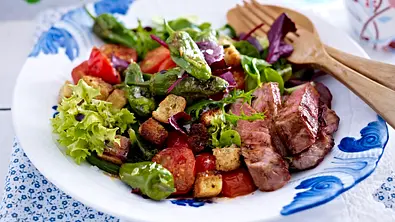 Grüner Salat mit Pimientos und Steakstreifen Rezept - Foto: LECKER @ Bauer Media Group