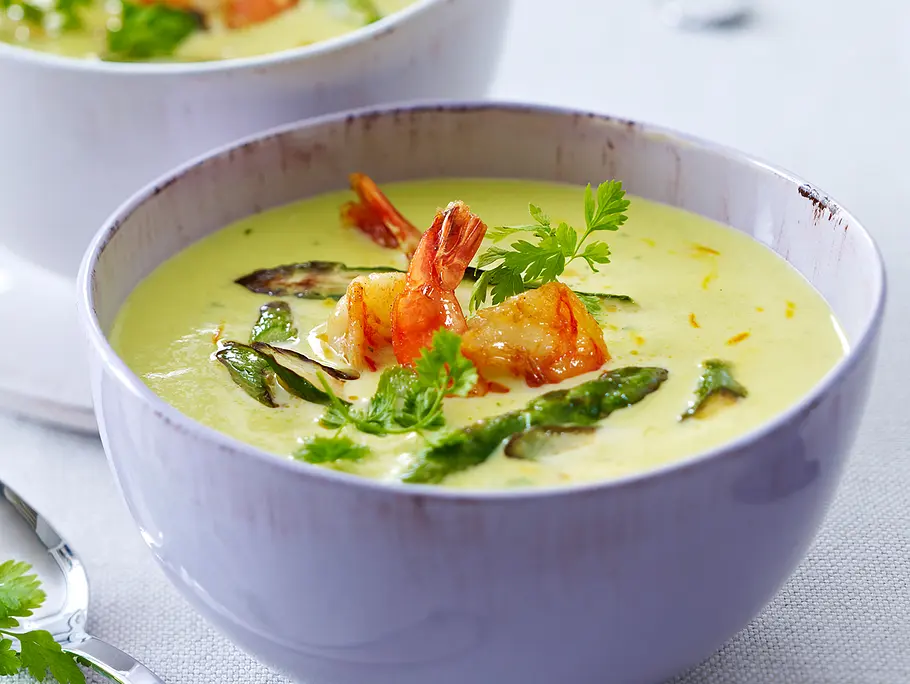 Grüner-Spargel-Cremesuppe mit Garnelen Rezept Grüner-Spargel-Cremesuppe mit Garnelen Rezept
