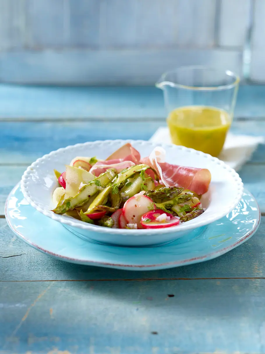 Grüner Spargel-Kohlrabi-Salat mit Parmaschinken und Radieschen in Kerbel-Vinaigrette Rezept Grüner Spargel-Kohlrabi-Salat mit Parmaschinken und Radieschen in Kerbel-Vinaigrette Rezept